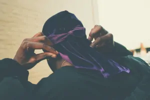 black man tying a durag